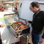 der fest installierte große Gasgrill auf dem Vordeck